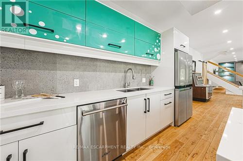 829 Forest Glen Avenue, Burlington (Lasalle), ON - Indoor Photo Showing Kitchen With Double Sink With Upgraded Kitchen