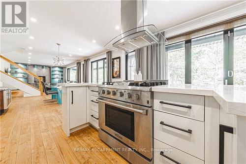 829 Forest Glen Avenue, Burlington (Lasalle), ON - Indoor Photo Showing Kitchen With Upgraded Kitchen