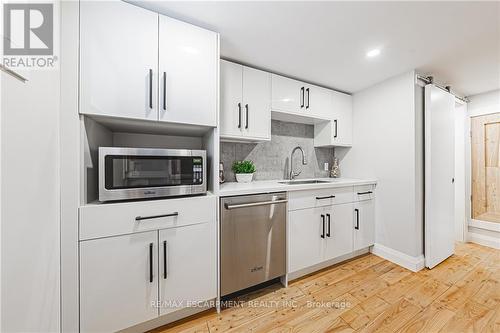 829 Forest Glen Avenue, Burlington (Lasalle), ON - Indoor Photo Showing Kitchen