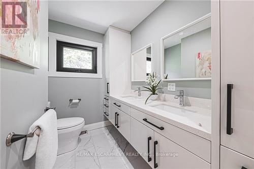 829 Forest Glen Avenue, Burlington, ON - Indoor Photo Showing Bathroom