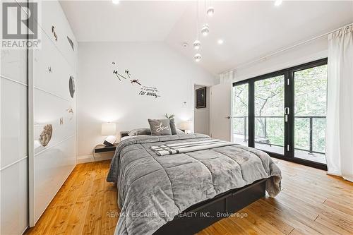 829 Forest Glen Avenue, Burlington (Lasalle), ON - Indoor Photo Showing Bedroom