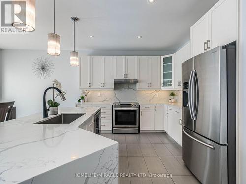 4664 Ray Lane, Burlington, ON - Indoor Photo Showing Kitchen With Upgraded Kitchen