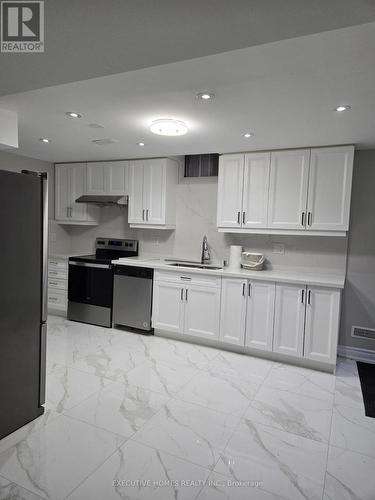 68 Norbury Drive, Markham, ON - Indoor Photo Showing Kitchen