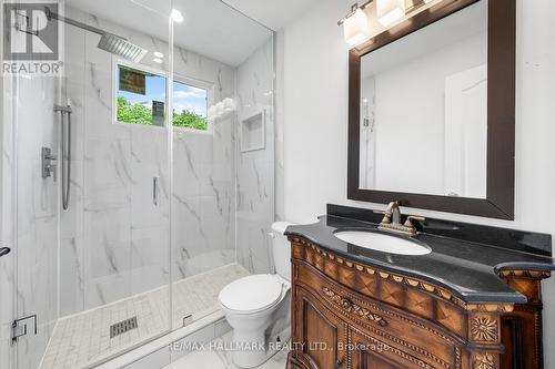 15 River Drive, East Gwillimbury, ON - Indoor Photo Showing Bathroom