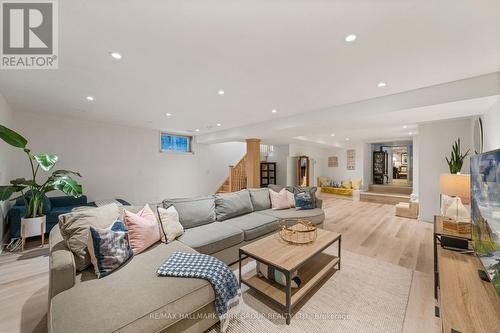 119 Richmond Street, Richmond Hill, ON - Indoor Photo Showing Living Room