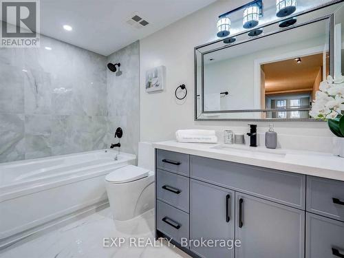 1515 - 28 Sommerset Way, Toronto, ON - Indoor Photo Showing Bathroom