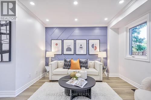 18 Penmarric Place, Toronto (Milliken), ON - Indoor Photo Showing Living Room