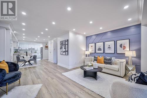 18 Penmarric Place, Toronto (Milliken), ON - Indoor Photo Showing Living Room