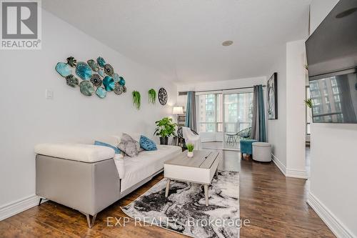 806 - 115 Hillcrest Avenue, Mississauga (Cooksville), ON - Indoor Photo Showing Living Room