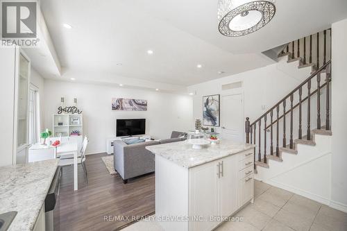 4303 - 2420 Baronwood Drive, Oakville (West Oak Trails), ON - Indoor Photo Showing Kitchen