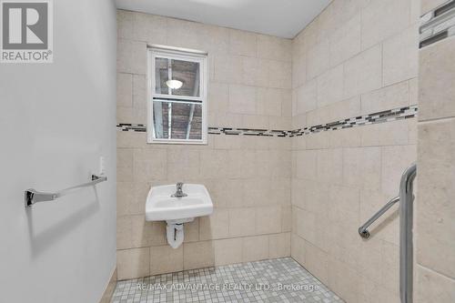 303 Reynolds Road, London, ON - Indoor Photo Showing Bathroom