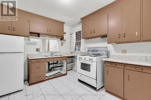 303 Reynolds Road, London, ON - Indoor Photo Showing Kitchen With Double Sink