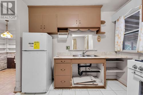 303 Reynolds Road, London, ON - Indoor Photo Showing Kitchen With Double Sink