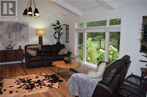 230 Tyendinaga Drive, Saugeen Shores, ON - Indoor Photo Showing Living Room