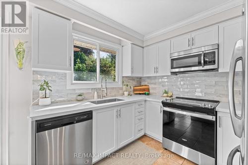 455 Tweedsmuir Street, Oshawa, ON - Indoor Photo Showing Kitchen With Upgraded Kitchen