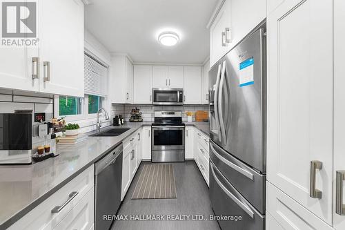 1124 Lobelia Court, Oshawa (Centennial), ON - Indoor Photo Showing Kitchen With Double Sink With Upgraded Kitchen