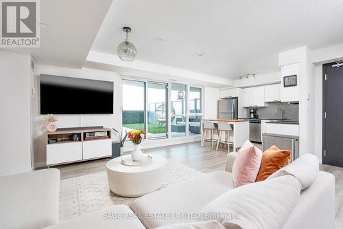 1002 - 2150 Lawrence Avenue, Toronto (Wexford-Maryvale), ON - Indoor Photo Showing Living Room