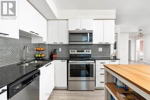 1002 - 2150 Lawrence Avenue, Toronto (Wexford-Maryvale), ON - Indoor Photo Showing Kitchen With Stainless Steel Kitchen With Double Sink With Upgraded Kitchen