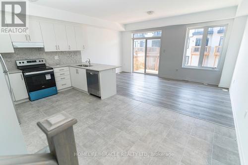 760 Heathrow Path, Oshawa (Samac), ON - Indoor Photo Showing Kitchen