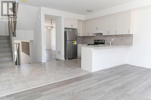 760 Heathrow Path, Oshawa, ON - Indoor Photo Showing Kitchen