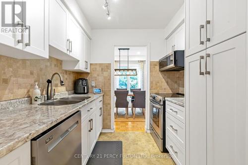 18 - 350 Camelot Court, Oshawa (Eastdale), ON - Indoor Photo Showing Kitchen With Double Sink With Upgraded Kitchen