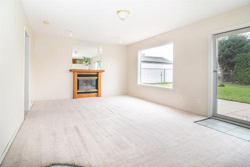 1594 Rutland Road, Kelowna, BC - Indoor Photo Showing Living Room With Fireplace