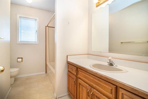 1594 Rutland Road, Kelowna, BC - Indoor Photo Showing Bathroom