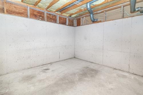 1594 Rutland Road, Kelowna, BC - Indoor Photo Showing Garage