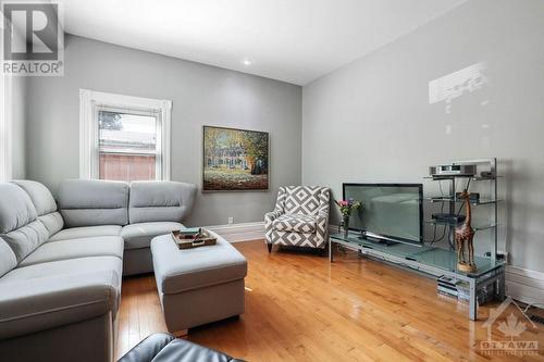 290 Lyon Street N, Ottawa, ON - Indoor Photo Showing Living Room