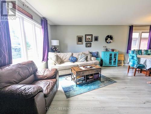 8 Northumberland Boulevard, Quinte West, ON - Indoor Photo Showing Living Room