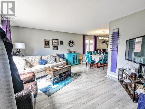 8 Northumberland Boulevard, Quinte West, ON - Indoor Photo Showing Living Room