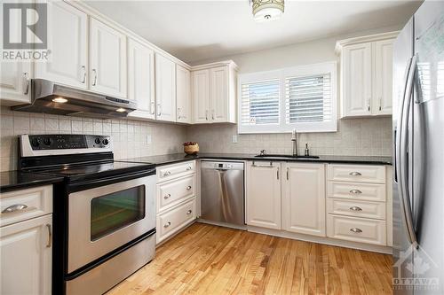 24 Sparrow Way, Ottawa, ON - Indoor Photo Showing Kitchen With Upgraded Kitchen