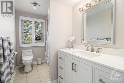 24 Sparrow Way, Ottawa, ON - Indoor Photo Showing Bathroom