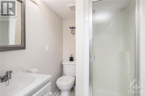 24 Sparrow Way, Ottawa, ON - Indoor Photo Showing Bathroom