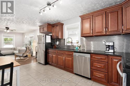 294 Wharncliffe Road S, London, ON - Indoor Photo Showing Kitchen