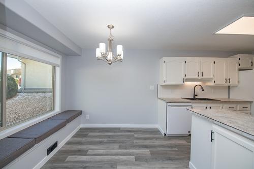 13-1400 14 Avenue, Vernon, BC - Indoor Photo Showing Kitchen