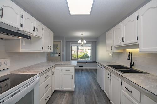 13-1400 14 Avenue, Vernon, BC - Indoor Photo Showing Kitchen With Double Sink