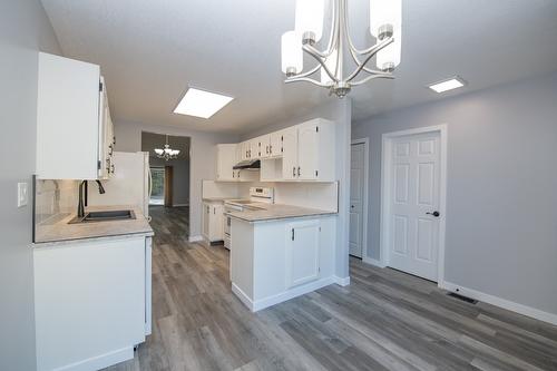 13-1400 14 Avenue, Vernon, BC - Indoor Photo Showing Kitchen