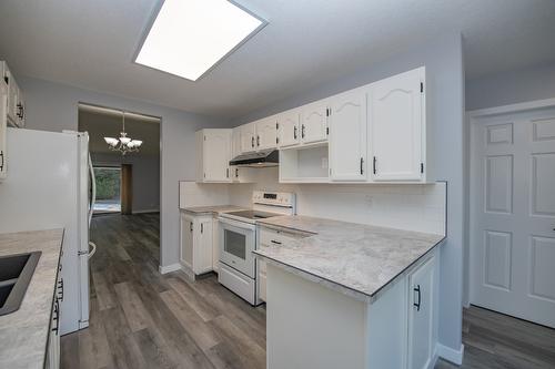 13-1400 14 Avenue, Vernon, BC - Indoor Photo Showing Kitchen With Double Sink