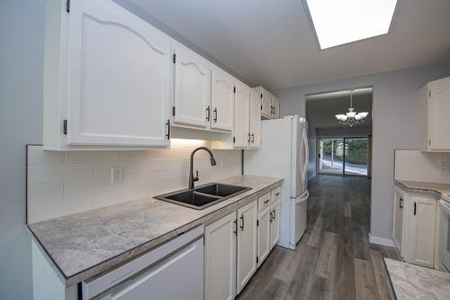 13-1400 14 Avenue, Vernon, BC - Indoor Photo Showing Kitchen With Double Sink With Upgraded Kitchen