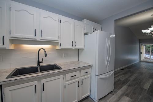 13-1400 14 Avenue, Vernon, BC - Indoor Photo Showing Kitchen With Double Sink