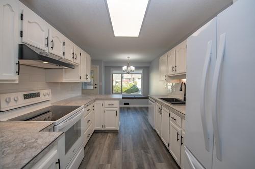 13-1400 14 Avenue, Vernon, BC - Indoor Photo Showing Kitchen With Double Sink