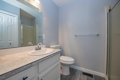 13-1400 14 Avenue, Vernon, BC - Indoor Photo Showing Bathroom