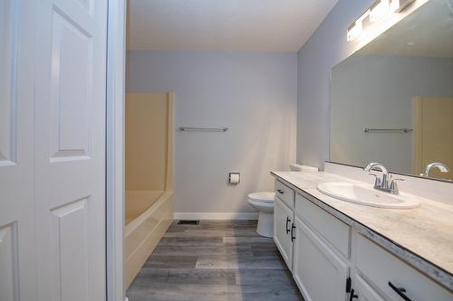 13-1400 14 Avenue, Vernon, BC - Indoor Photo Showing Bathroom