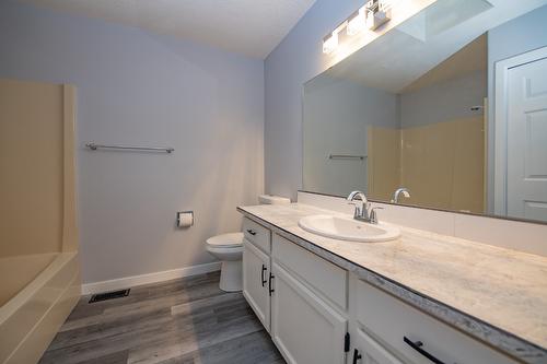 13-1400 14 Avenue, Vernon, BC - Indoor Photo Showing Bathroom