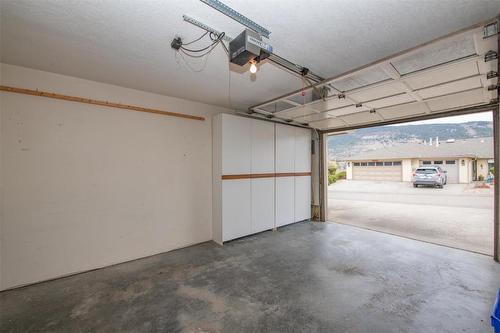 13-1400 14 Avenue, Vernon, BC - Indoor Photo Showing Garage