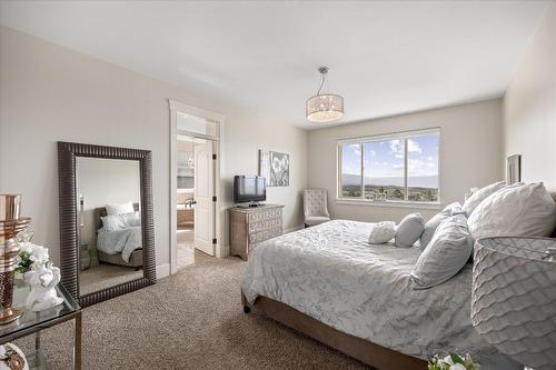 2384 Bellagio Lane, Kelowna, BC - Indoor Photo Showing Bedroom