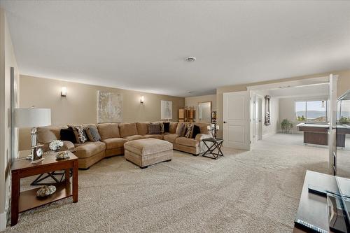 2384 Bellagio Lane, Kelowna, BC - Indoor Photo Showing Living Room