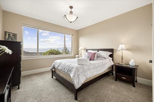 2384 Bellagio Lane, Kelowna, BC - Indoor Photo Showing Bedroom