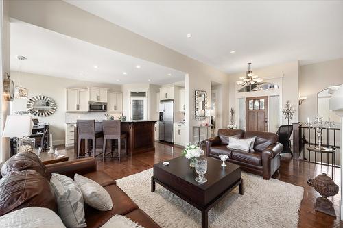 2384 Bellagio Lane, Kelowna, BC - Indoor Photo Showing Living Room